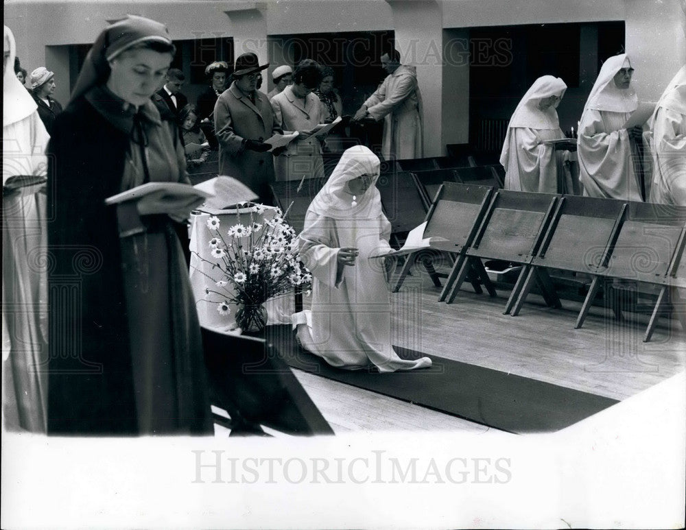 Press Photo Novice nun in church ceremony - KSB24983-Historic Images