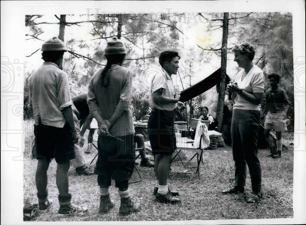 Press Photo Margaret Darval Meets Sherpa - KSB25039-Historic Images