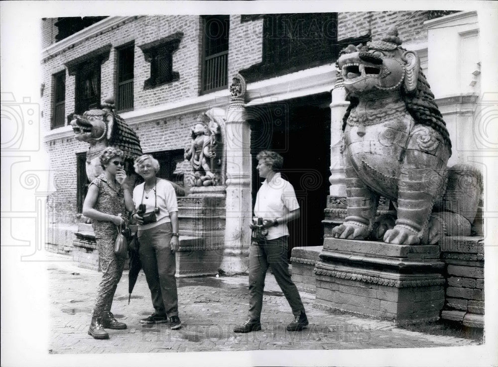 Press Photo Elaine Van Der Stratten Dorothea Gravina Margaret Darvali Kathmandu - Historic Images