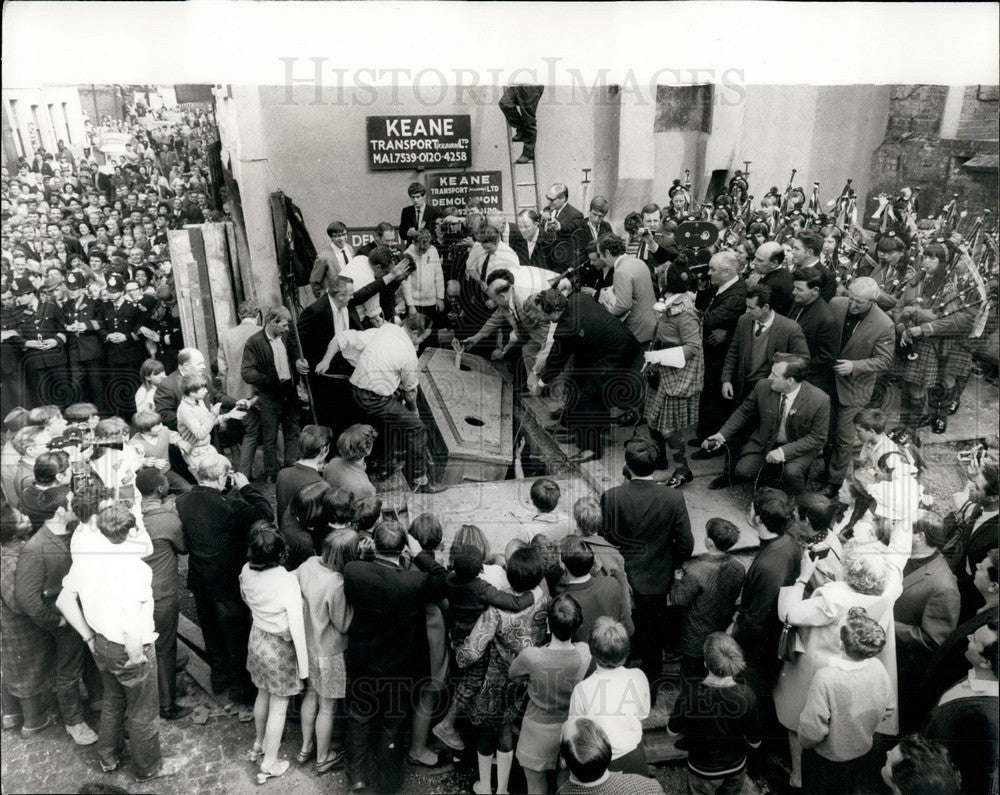 1968  Irish barman Mike Meaney,buried for 61 days,survived - Historic Images