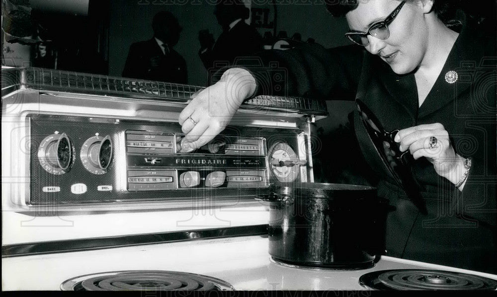 Press Photo Kitchen machines at fair in Cologne - Historic Images