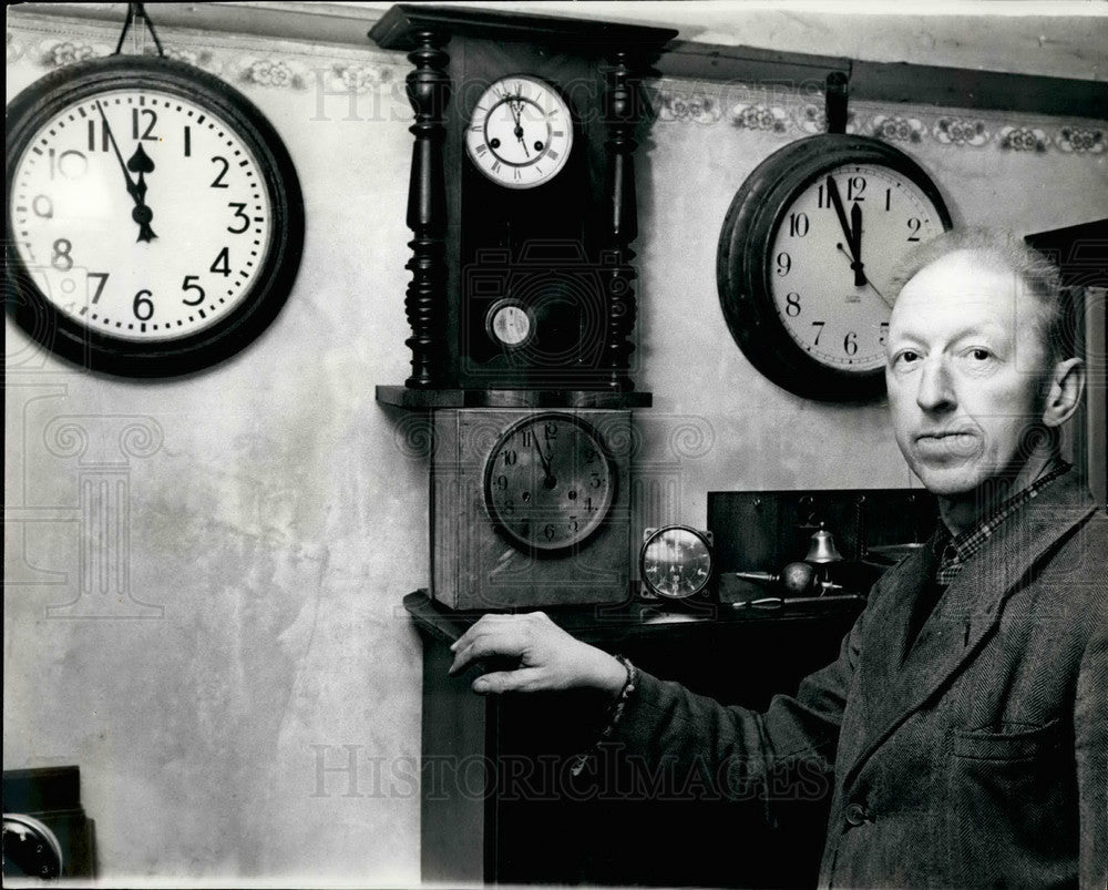 Press Photo Roland Hogan and clock collection - KSB25103 - Historic Images