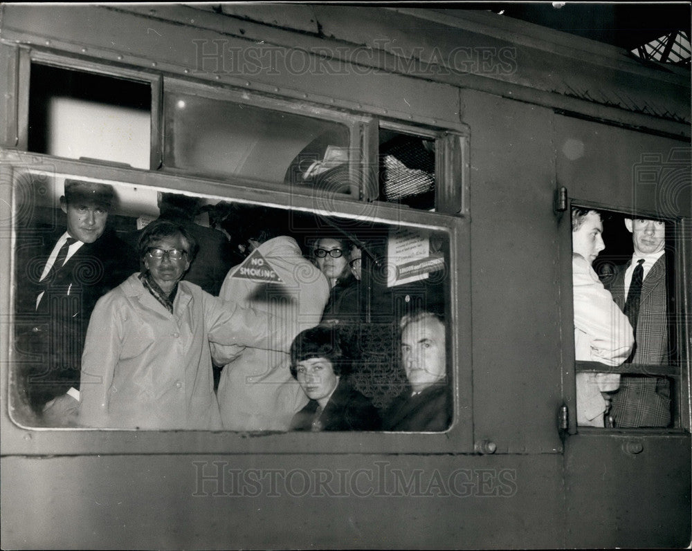 1968 Commuters Packed Into Waterloo Train Station - Historic Images
