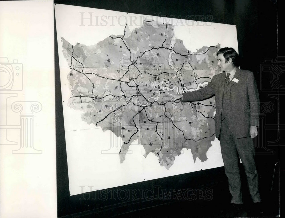 1969 Press Photo Raymond Andrews and map of London - KSB25119 - Historic Images