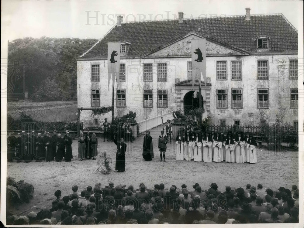 Monks Enter Norderburg After Bloody Quarrel Friesians Death Attenas - Historic Images