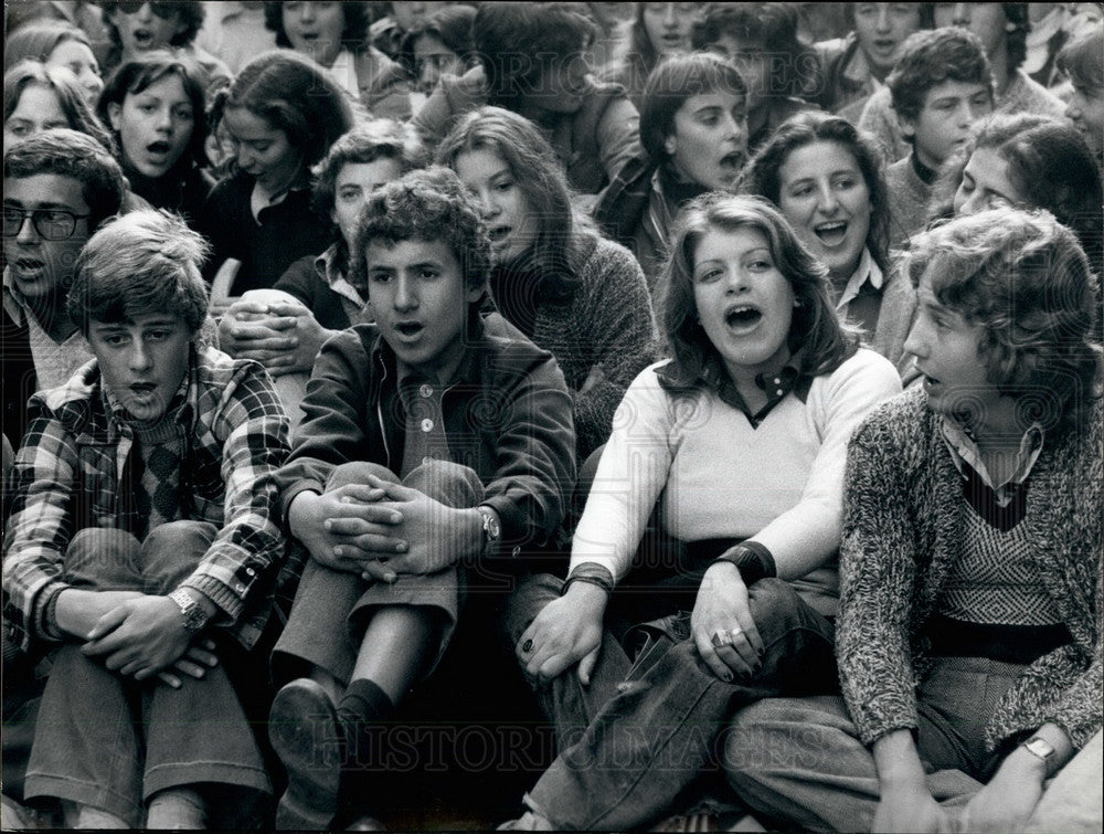 Press Photo Students Protest Lack Classrooms Rome School - Historic Images