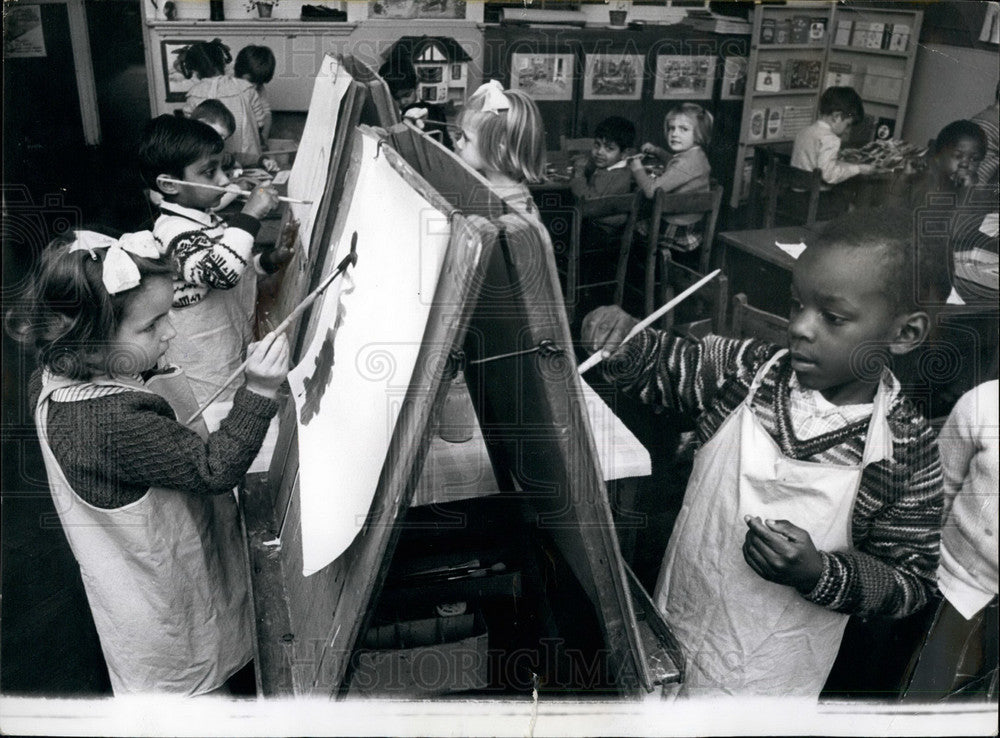 1963 Integrated schoolchildren in art clas - Historic Images