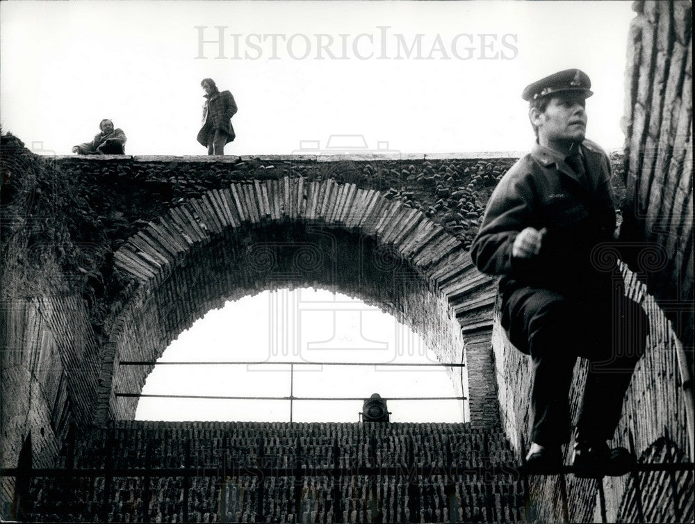 Press Photo Dante Ottaviani Sabbato Panico Stand Cornice Amphitheater Flavius - Historic Images