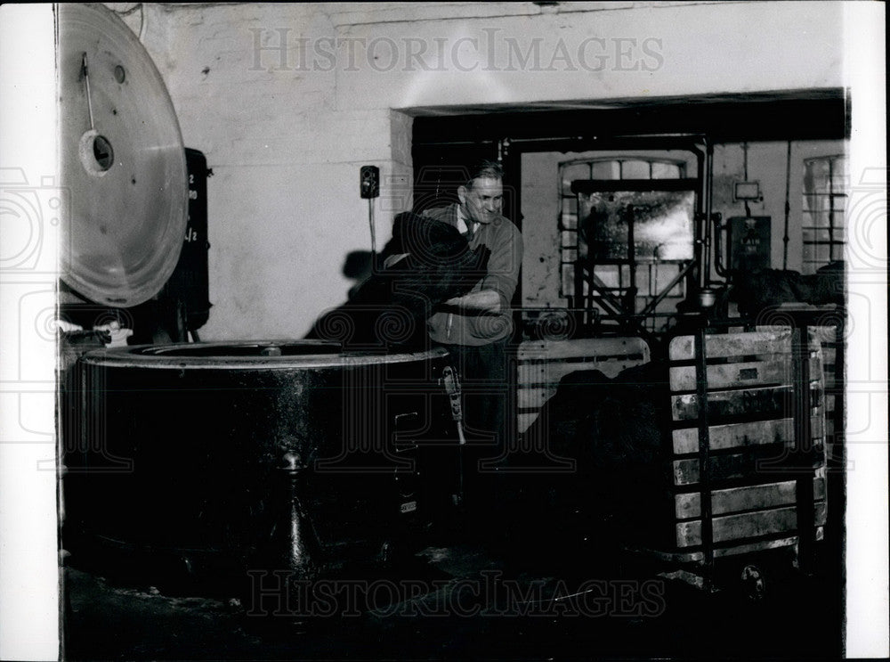 Press Photo Newly dyed wools are extracted from a giant spin dryer - KSB25179 - Historic Images