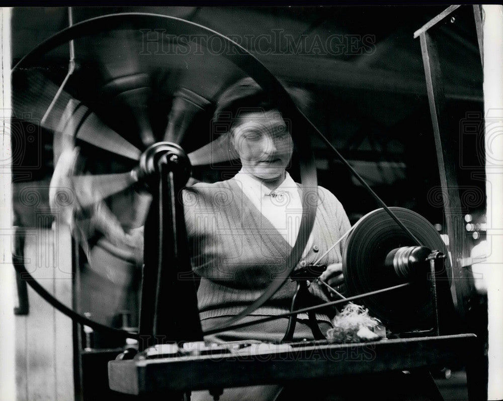 Press Photo Working at a modern spinning wheel - KSB25183 - Historic Images