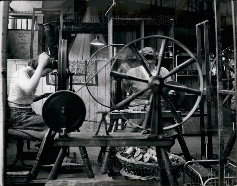 Press Photo Girls using modern hand spinning wheels - Historic Images