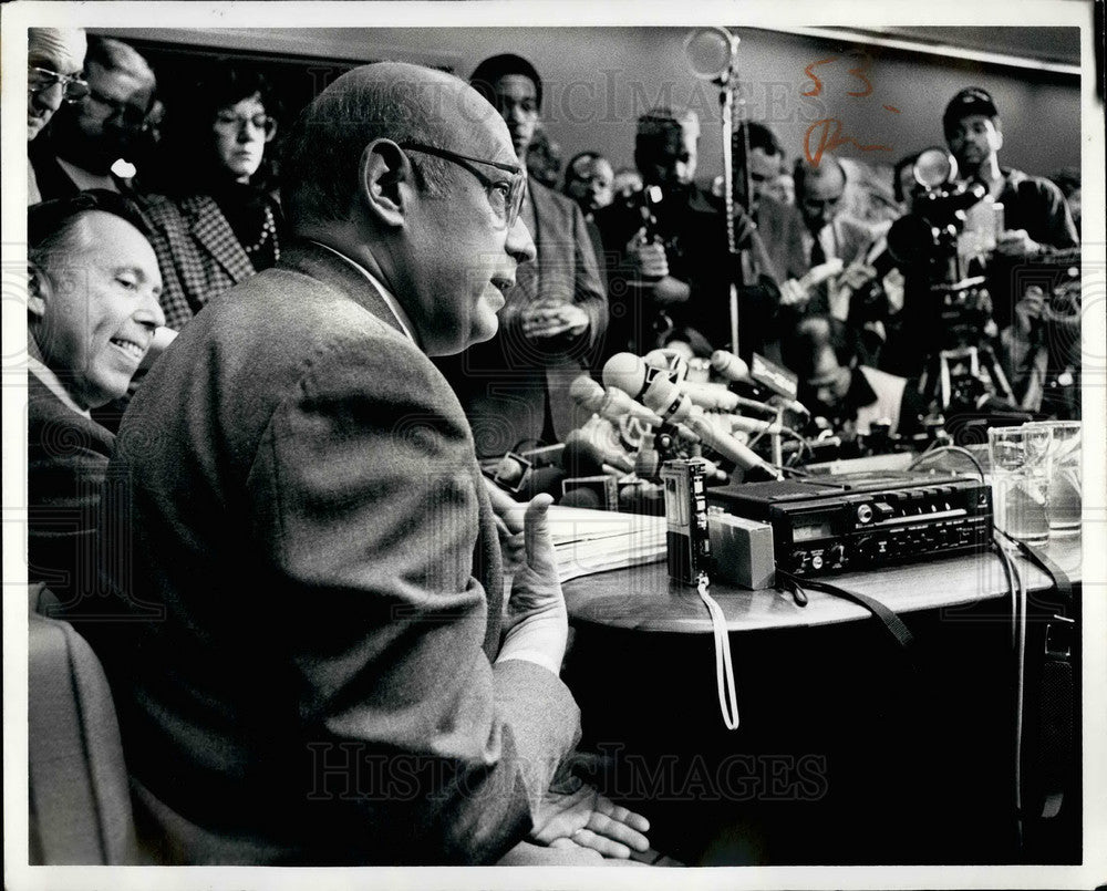 1985 Press Photo Doctor Elliot Gross Chief Medical Examiner New York City Press - Historic Images