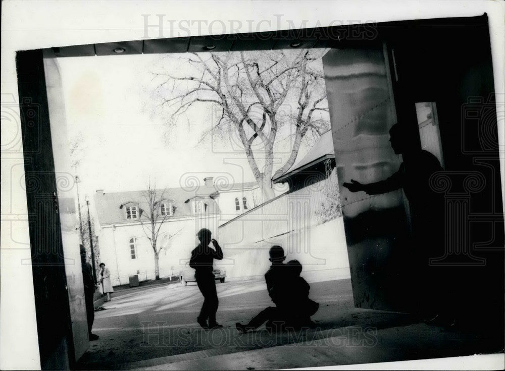 Press Photo Children Play At The Entrance Of Bomb-Proof Doors - Historic Images