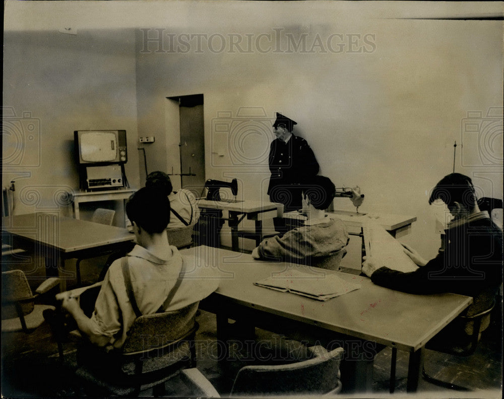 1966 Prisoners Watch Television Parkhurst Prison - Historic Images