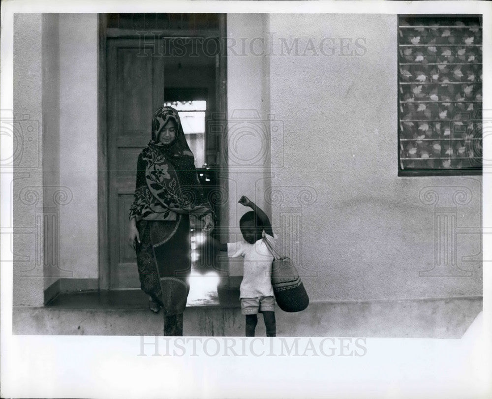 Press Photo Kathy MacLain Student Iowa Goes Market African Family Exchange-Historic Images