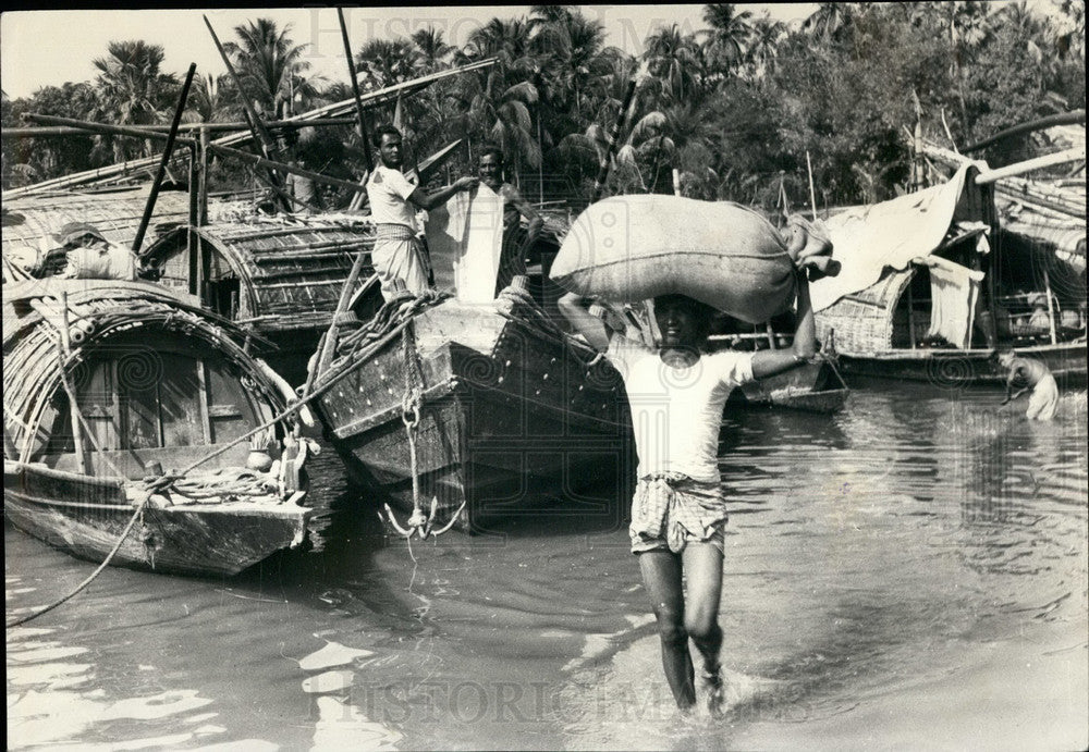 Press Photo Provisions Bought Khulna Carried Distribution Bangladesh - Historic Images