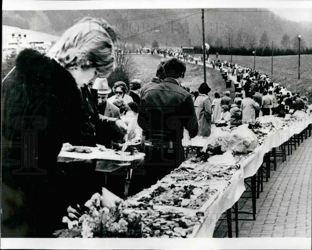 Press Photo West Germany,822 meter banquet feast - Historic Images