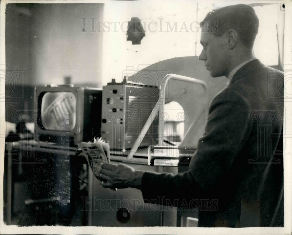 1956 Press Photo W.L. Cruikdhank Holds Camera Capable Operating Atomic Reactor - Historic Images