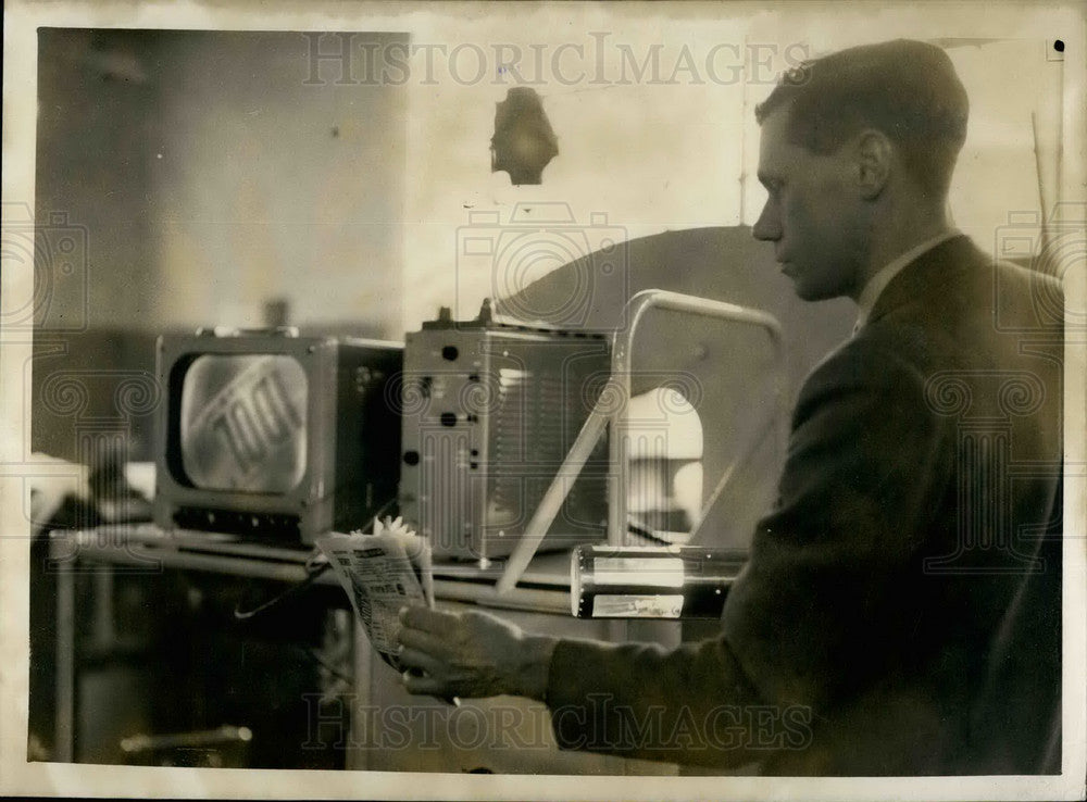 1956 Press Photo W.L. Cruickdhank Holds Camera Capable Operating Atomic Reactor-Historic Images