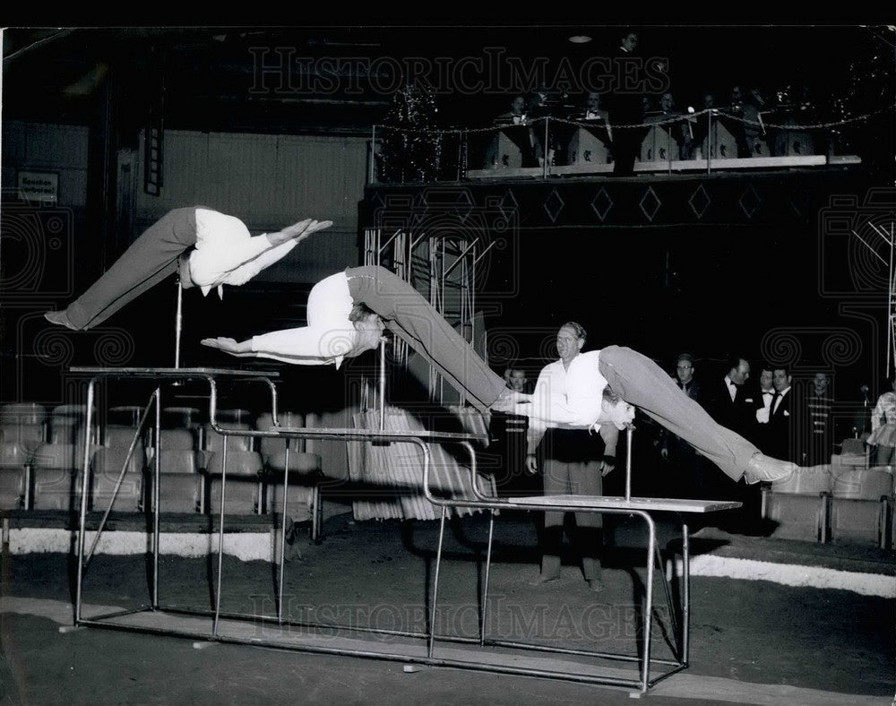 1956 Press Photo Swiss Circus Knie Eddy Seifert Cie Munich Snakemen - KSB25407-Historic Images