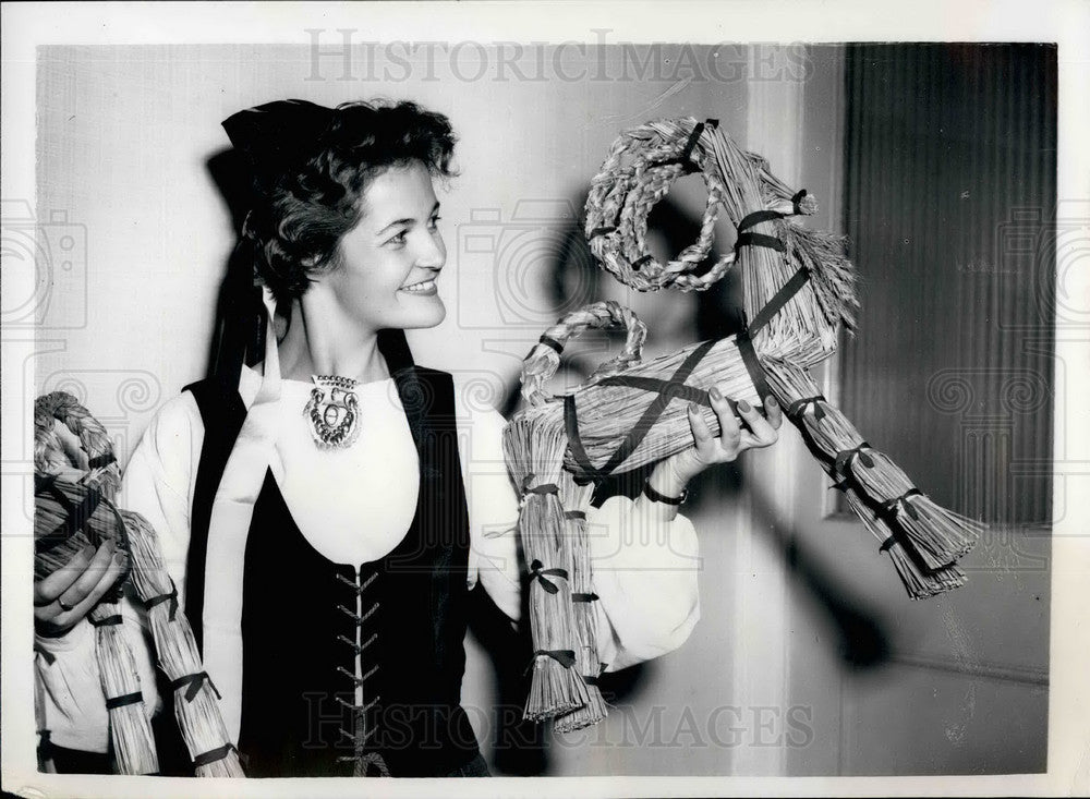 1954 Press Photo Raija Mathelin Helsinki Sells Straw Goat Bazaar London - Historic Images