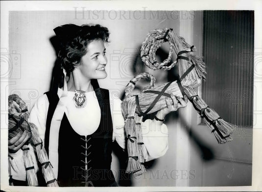 1954 Press Photo Raija Mathelin Helsinki Sells Straw Goat Bazaar London - Historic Images