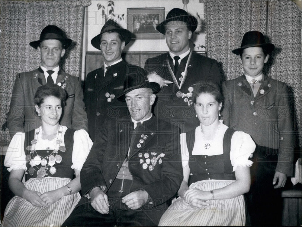 1958 Press Photo  Jakob Haider and family in Natl costume,at shooting contest - Historic Images