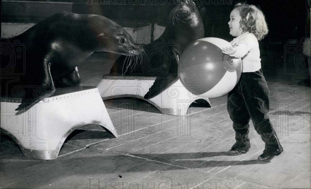 Press Photo Little girl Berthaand two sea lions - KSB25605-Historic Images