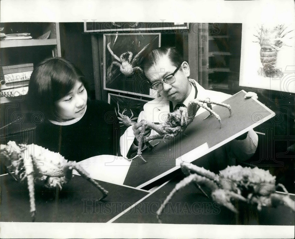 Press Photo Dr. Toshimitsu Odawara and his crustacean collection - Historic Images