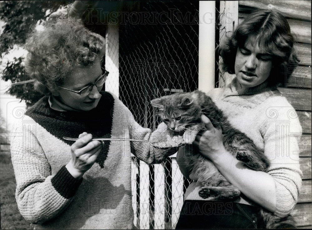  Christine Thomas & Mary Overy with a cat - Historic Images