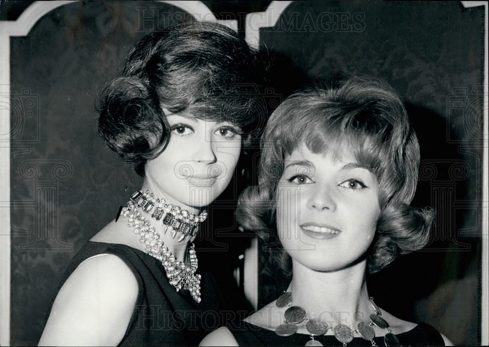 1961 Paris hairdresser Jacques Dessnge & The Flippant Line - Historic Images