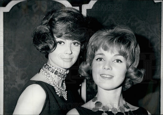 1961 Paris hairdresser Jacques Dessnge & The Flippant Line - Historic Images
