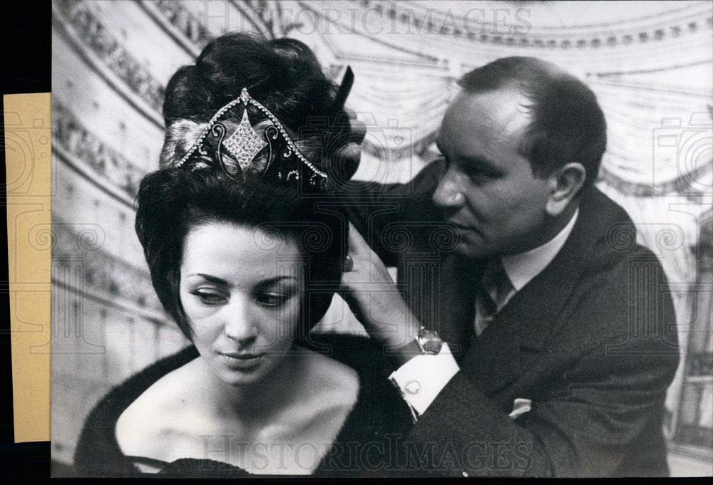 1963 Hairdresser Isidor Robert Schorn, Die Meisterin - Historic Images