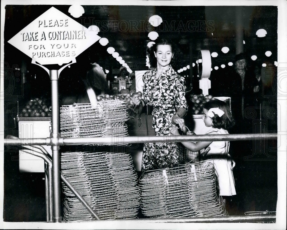  Woman With Child At Self Service Store Shopping London - Historic Images