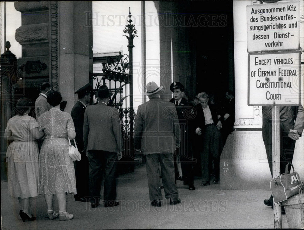 1956 A Group Of People Try To Enter The Federal Constitutional Court - Historic Images