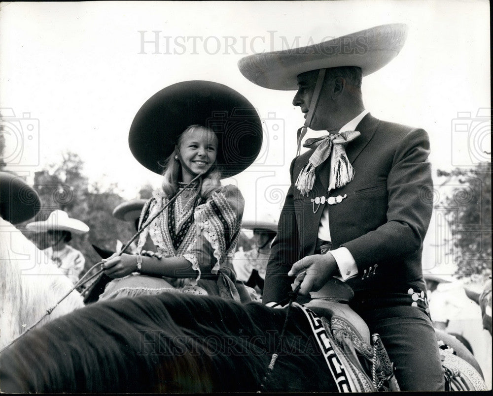 1963 Press Photo Lord Mountbatten Goes Native With Raquel Rojoluqo In Mexico-Historic Images