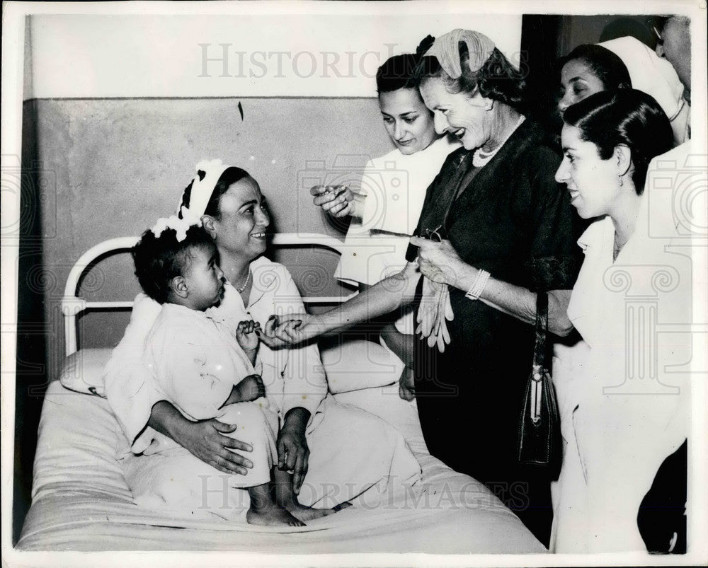 1954 Press Photo Countess Mountbatten Visit Patients Egypt Hospital Tour-Historic Images