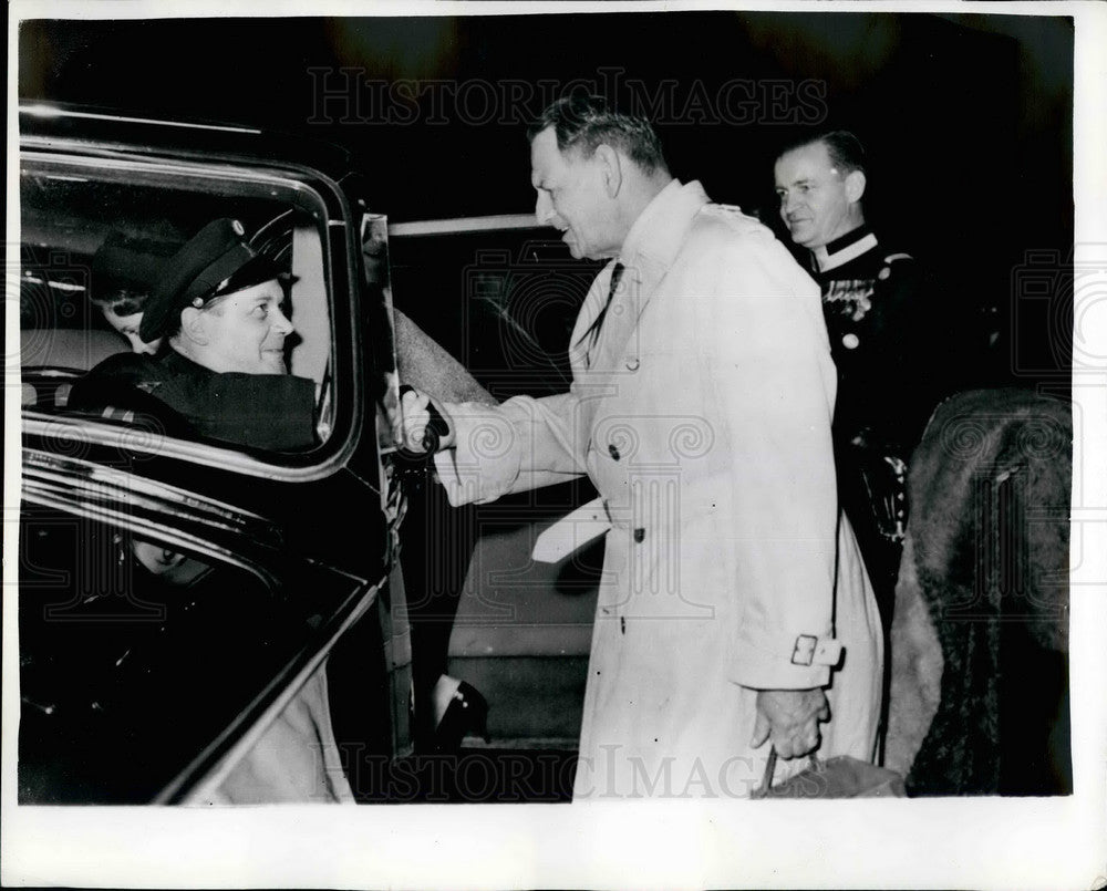 Press Photo King Gustav Arrives Copehagen Denmark From Rome Greets Chauffeur-Historic Images