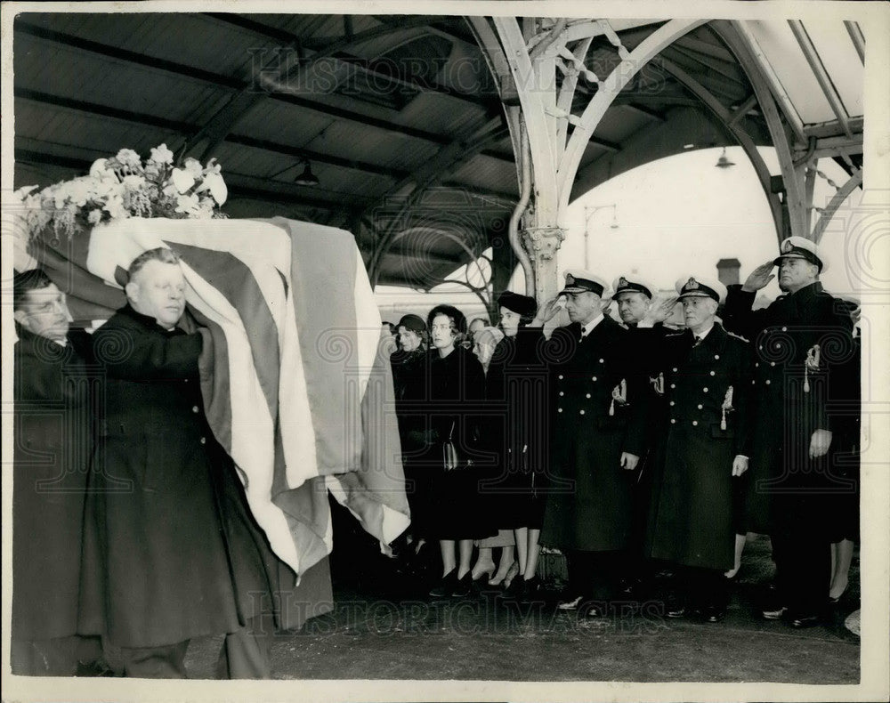 1960 Press Photo Earl Mountbatten, Family &amp; Royalty Bury Countess Mountbatten - Historic Images