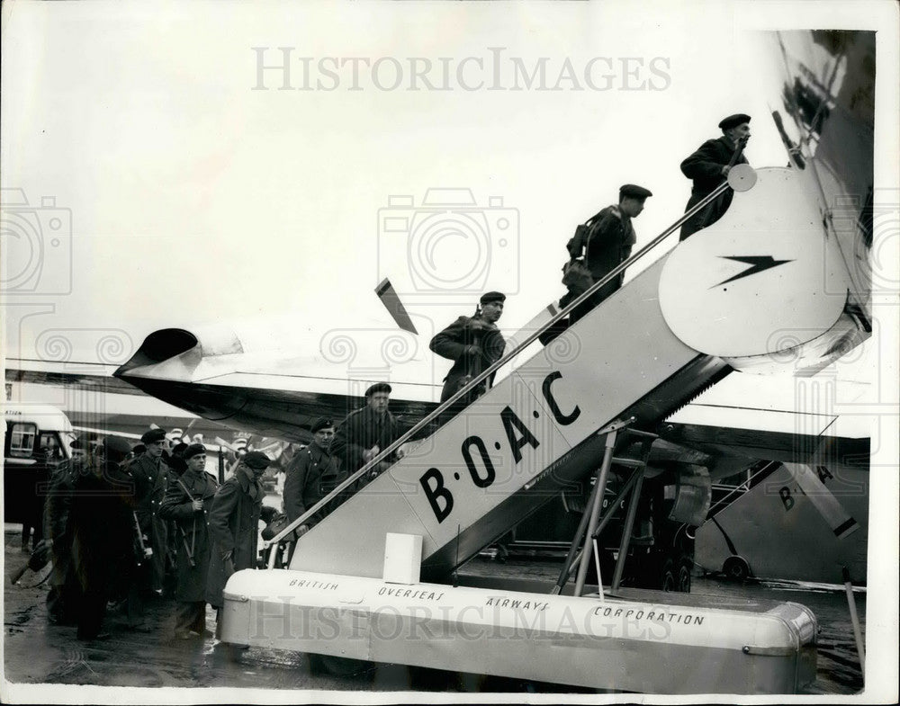 1956 Press Photo British Troops Board London Airport Airliner For Mediterranean - Historic Images