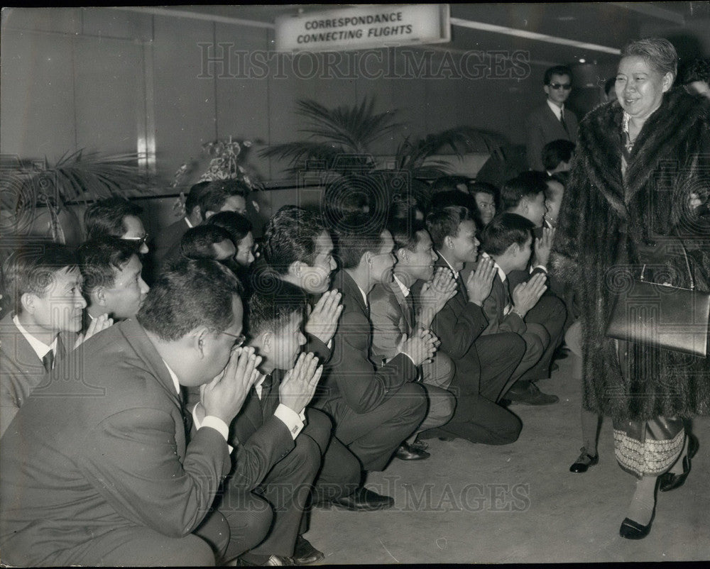 1965 Press Photo Queen Kossomak Nearireath Greeted By Cambodians In Paris-Historic Images