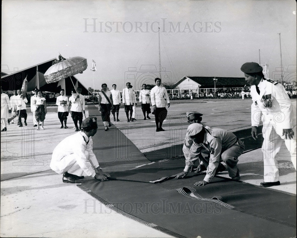 Press Photo The Queen And Prince Sihanouk Arrive At The Airport - Historic Images