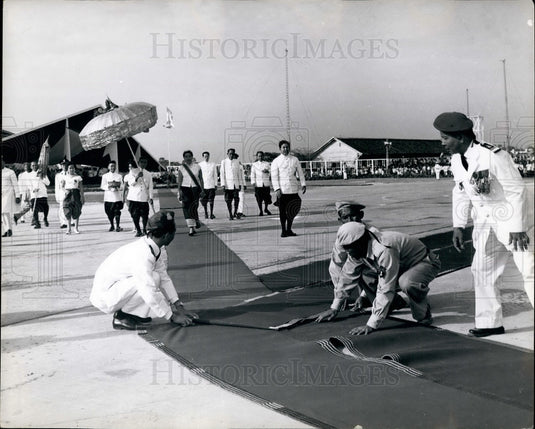 Press Photo The Queen And Prince Sihanouk Arrive At The Airport - Historic Images