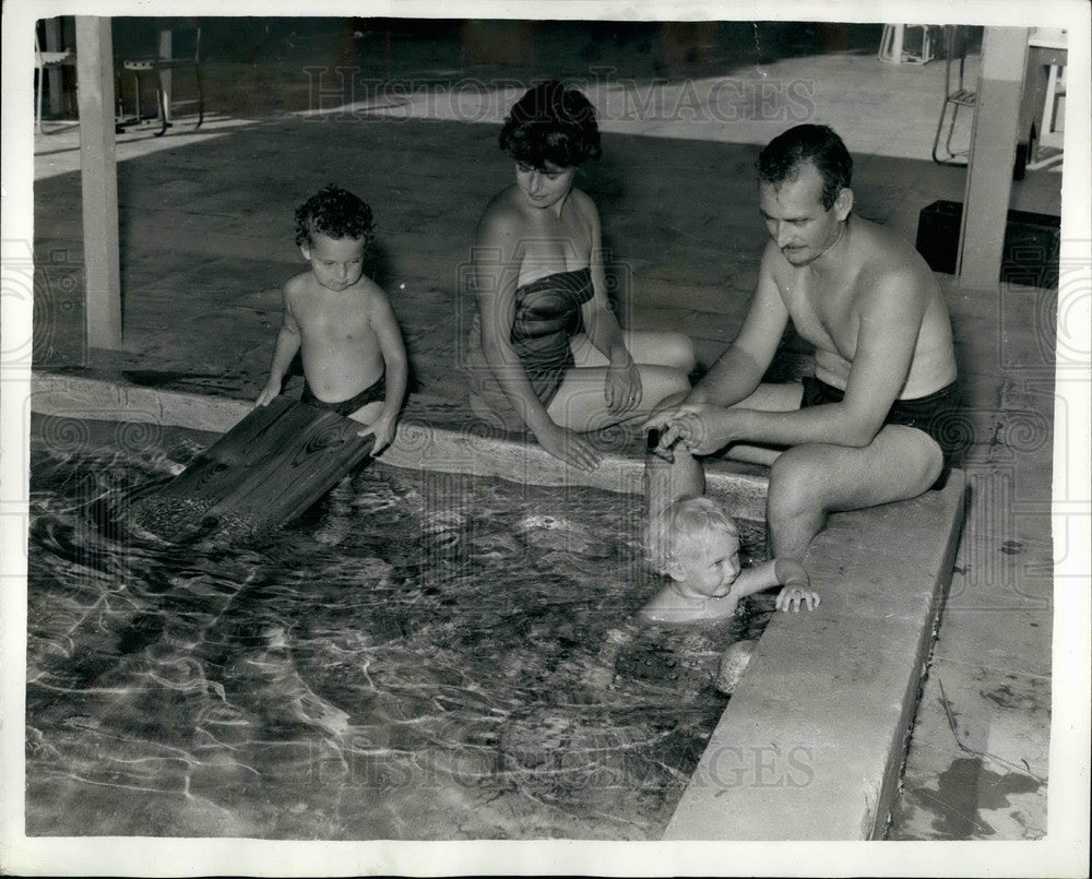 1956 Mr. Haswell Wife Children British Family Stays In Suez Canal - Historic Images