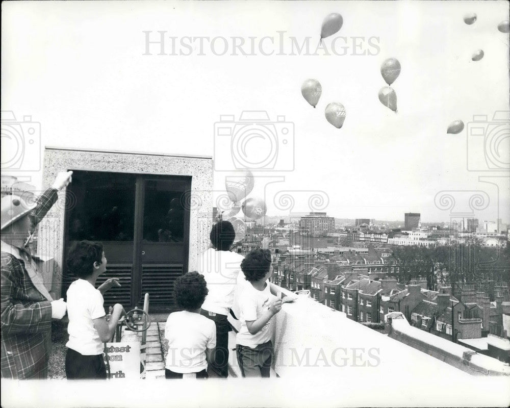 1979 Children Roof YMCA Museum Street London Release Balloons UNICEF - Historic Images