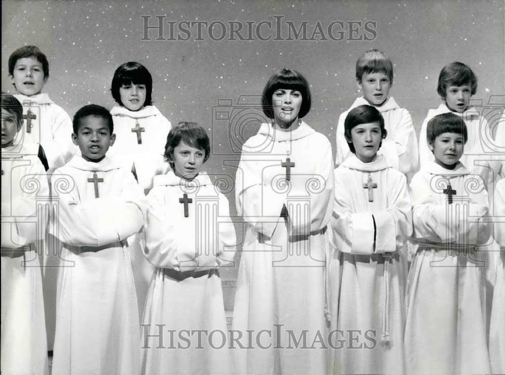 1977 Mireille Mathieu with Crois de Bois Singers on Television - Historic Images