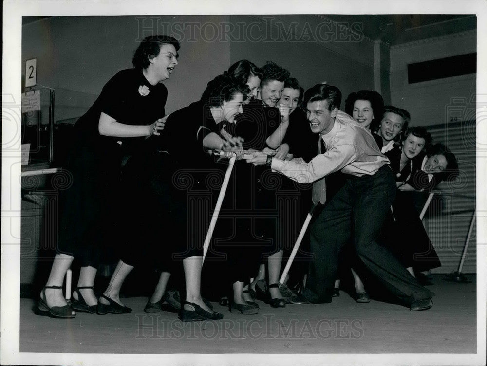 1952 Press Photo Women At Store Sale In London - KSB26271-Historic Images