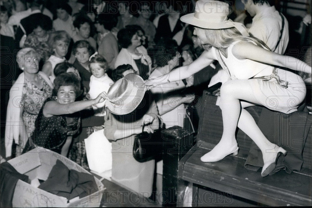 1967 Sale of cut-price dresses and suits crowds of women - Historic Images