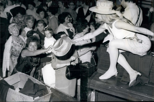 1967 Sale of cut-price dresses and suits crowds of women - Historic Images
