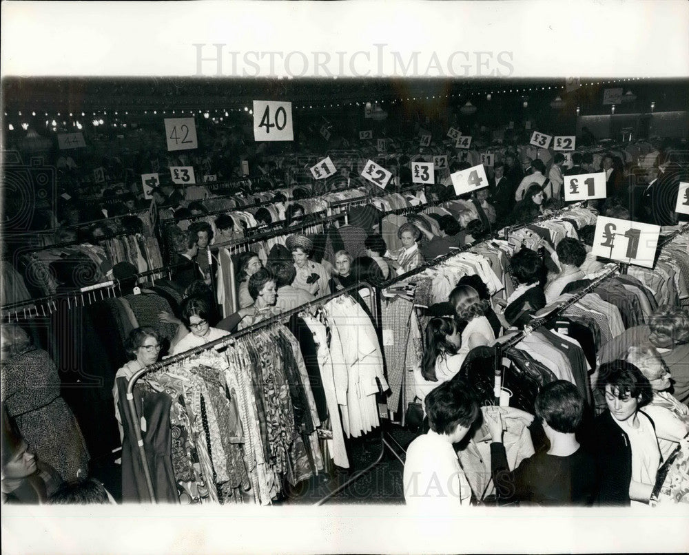 1967 Press Photo A fashion sale at Lyceum ballroom - KSB26281-Historic Images